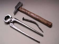 Beißzange und Hammer vom