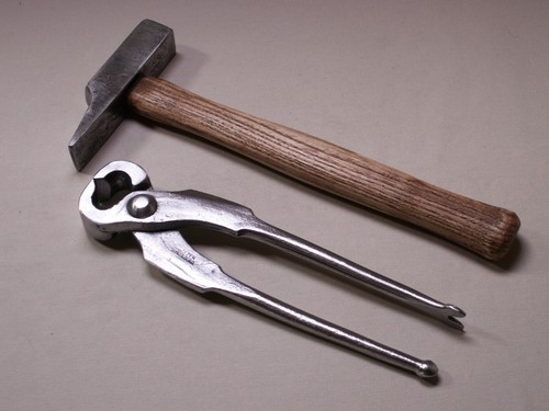 Tischlerhammer und beißzange - und,